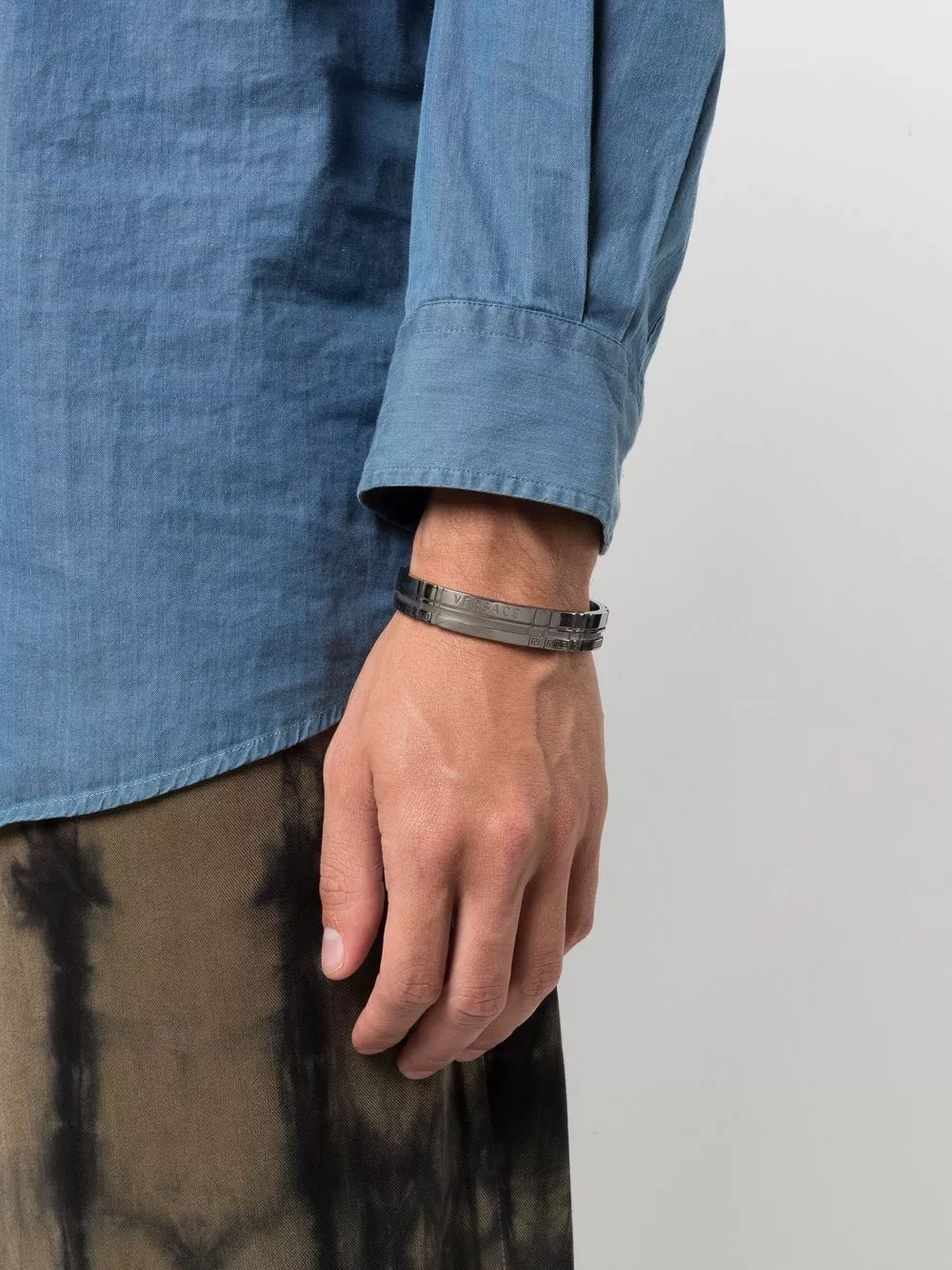 Versace Greca engraved cuff bracelet 4 Versace Greca-engraved cuff bracelet