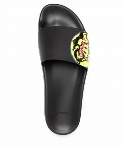 Versace Graffiti Medusa print slides 9 Versace graffiti Medusa-print slides