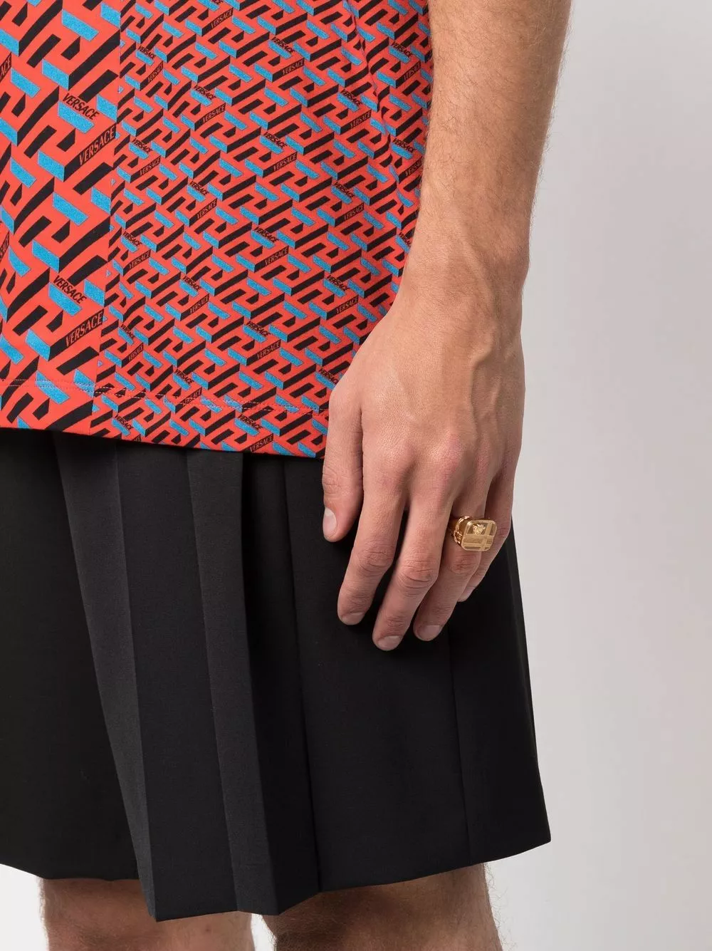 Versace Medusa Greca engraved signet ring 4 Versace Medusa Greca-engraved signet ring